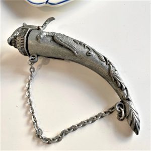 Polvorinho Metal Forma Chifre c/Tampa Corrente Aguia Gravada