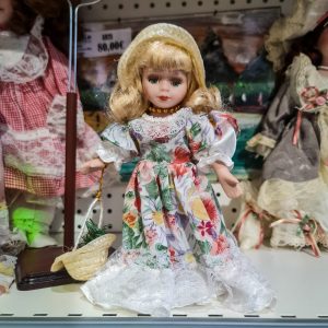 Boneca Decorativa Porcelana Vestido Floral – 21 cm