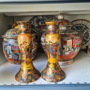 Par de Castiçais Satsuma Art – Cerâmica Pintada à Mão