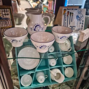 Conjunto Cerâmica “Feiras Novas” Ponte de Lima – 1 Jarro + 3 Taças | Ilustração Azul