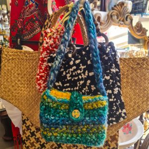 Bolsa Artesanal Crochet – Fio de Lã Azul‑Verde com Botão Florido