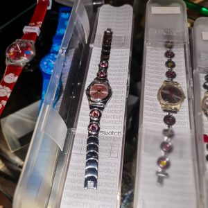 Relógio Swatch Feminino – Bracelete Metálica com Cristais Lilás, Quartzo, c/ caixa original