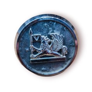 Emblema Vauxhall (Griffin) – redondo, metal cromado, fixação por pinos