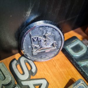 Emblema Vauxhall (Griffin) – redondo, metal cromado, fixação por pinos