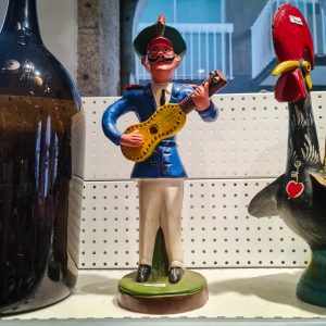 Figurado de Barcelos – “Músico” 48 cm, assinado M. Barbeiro (barro policromado)