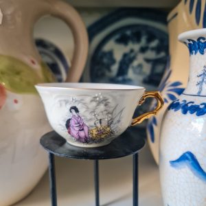 Chávena Vista Alegre Portugal – Porcelana pintada à mão (4 cm altura x 7 cm diâmetro)