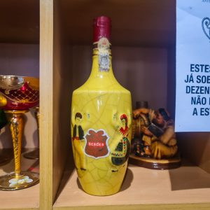 Garrafa Vinho Porto Real Vinícola – Década 1970/80 (Lacrada, em Faiança Decorada, “Serões”)