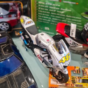 💨 Miniatura Yamaha YZR-M1 Fiat Yamaha Team #46 – Valentino Rossi (1:12)