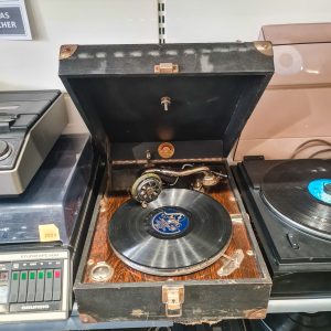 Grafonola Portátil Tricolore Paris – Anos 30/40 (Funcional)