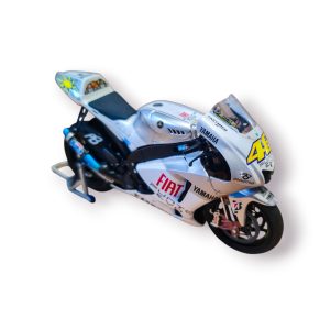 💨 Miniatura Yamaha YZR-M1 Fiat Yamaha Team #46 – Valentino Rossi (1:12)