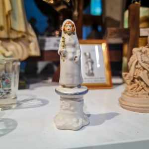 Estatueta Religiosa Porcelana Pintada à Mão – Figura de Freira / Noviças