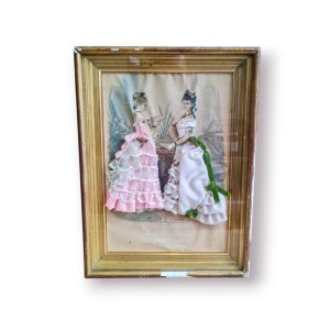 Quadro La Mode Illustrée – Paris, figuras em relevo com tecidos (38x28 cm)