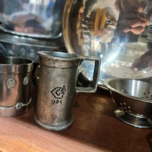Mini Caneco Metal GÁS – Brinde Corporativo Vintage (7,5 cm)