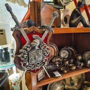 Escudo Heráldico Duas Espadas Cruzadas – Parede Decorativa Medieval (38 cm)