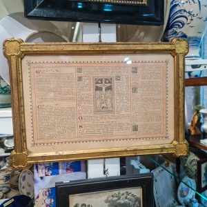 Quadro Litúrgico Latim – Moldura Dourada Ornamental (33x48x1,5 cm)