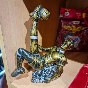 Escultura Decorativa Estilo Cristiano Ronaldo – Jogador Futebol Bicicleta (Resina Pintada, 19x16x6,5 cm)
