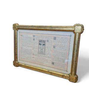 Quadro Litúrgico Latim – Moldura Dourada Ornamental (33x48x1,5 cm)