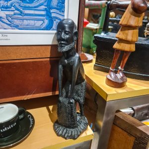 Escultura Africana Madeira – Figura Masculina com Saco (23,5x6,5x8 cm)