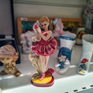 Estatueta Bailarina com Flores – Vestido Rosa, 16 cm