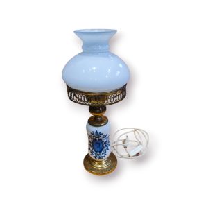 Candeeiro Louça Viana Azul e Branco c/ Vidro Opalino e Base Dourada – 41 cm