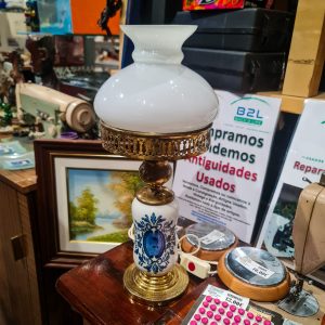 Candeeiro Louça Viana Azul e Branco c/ Vidro Opalino e Base Dourada – 41 cm