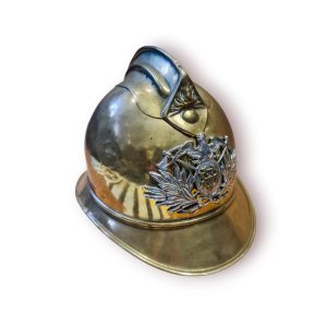 Capacete Antigo Bombeiro Latão c/ Brasão “BV” – Forro Vermelho e Correia Couro