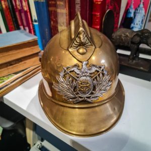 Capacete Antigo Bombeiro Latão c/ Brasão “BV” – Forro Vermelho e Correia Couro
