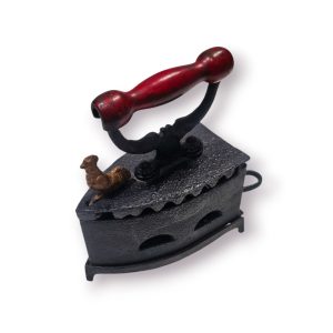 Ferro Carvão Antigo Ferro Fundido c/ Base – Punho Vermelho e Figura de Galo