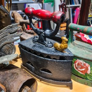 Ferro Carvão Antigo Ferro Fundido c/ Base – Punho Vermelho e Figura de Galo