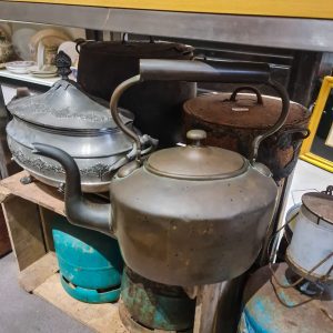 Chaleira Antiga em Cobre com Pega Elevada – 31 cm Alt. / 1,87 kg – Pátina Original