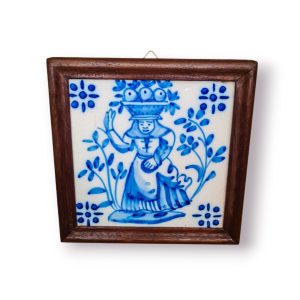 Azulejo Viúva Lamego “Lavradeira” com moldura em madeira | 16×16 cm