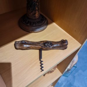 🪵 Saca-Rolhas Artesanal com Cabo Madeira Natural – Peça Rústica e Decorativa