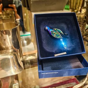 🪶 Broche Swarovski “Parrot” Prata 925 Cristais Azuis e Verdes – Edição Coleção 2004 (Ref. 274459)