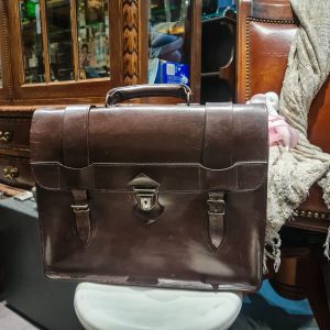 👜 Pasta Executiva Vintage em Couro Castanho – Fecho Metálico e Compartimentos Internos