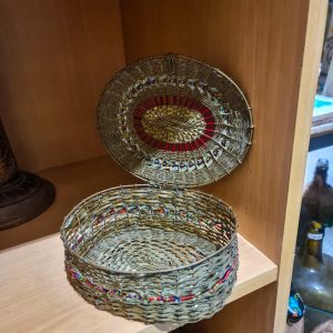 Caixa Artesanal Metal Entrançado com Missangas Coloridas – Formato Oval com Tampa Articulada