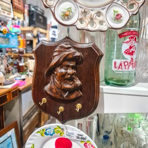 Porta-chaves Madeira Entalhada – Rosto Masculino / Pescador (Artesanal Vintage)