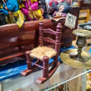 Cadeira Baloiço Miniatura Madeira Assento Entrançado – 11,5 cm