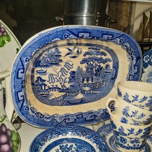 Travessa Antiga “Blue Willow” – Faiança Decorada – 34×26×7,5 cm