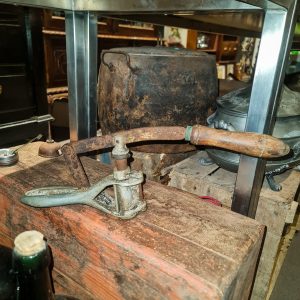 💫 Arrolhador Manual Antigo Ferro e Madeira – Ferramenta Adega Tradicional