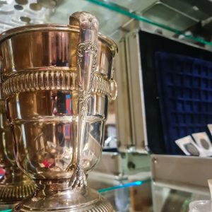 🐾 Pinça Açúcar Antiga com Pontas Patas Felinas – Banhada a Prata (2g)