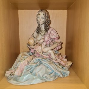 🕊️ Escultura Decorativa Mãe a Amamentar – Figura Feminina com Criança