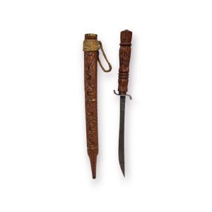 🗡️ Punhal Decorativo Artesanal com Bainha Madeira Entalhada – 65 cm