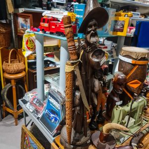 🗡️ Punhal Decorativo Artesanal com Bainha Madeira Entalhada – 65 cm