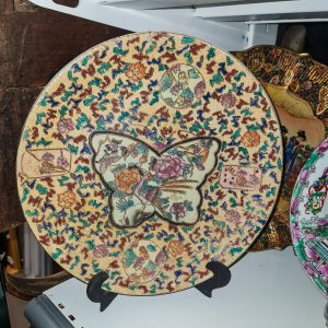 🦋 Prato Decorativo Estilo Satsuma – Borboleta com Flores | Pintado à Mão | 30 cm