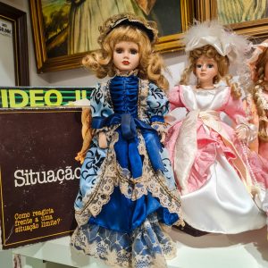 🎀 Boneca Porcelana c/ Vestido Clássico Azul e Rendas – 41 cm