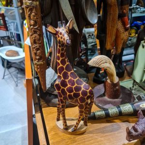 🦒 Escultura Decorativa Girafa Madeira – Pintada à Mão | 31 cm