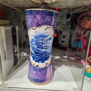 🏺 Vaso Decorativo Náutico com Navio à Vela – 27cm | Cerâmica Texturada Tons Roxo/Azul