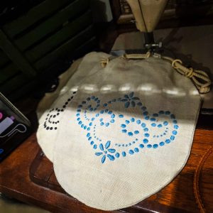 🧵 Bolsa Artesanal Linho Cru com Bordado Manual Azul – Peça Tradicional Portuguesa