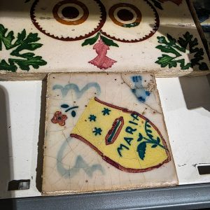 🟡 Azulejo Artesanal Lamego “Maria” – Cerâmica Vidrada – 6x6 cm