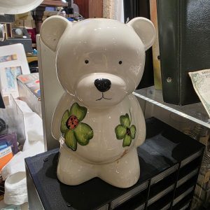 🐻 Cofre Cerâmica – Ursinho com Trevos e Joaninhas – 23 cm